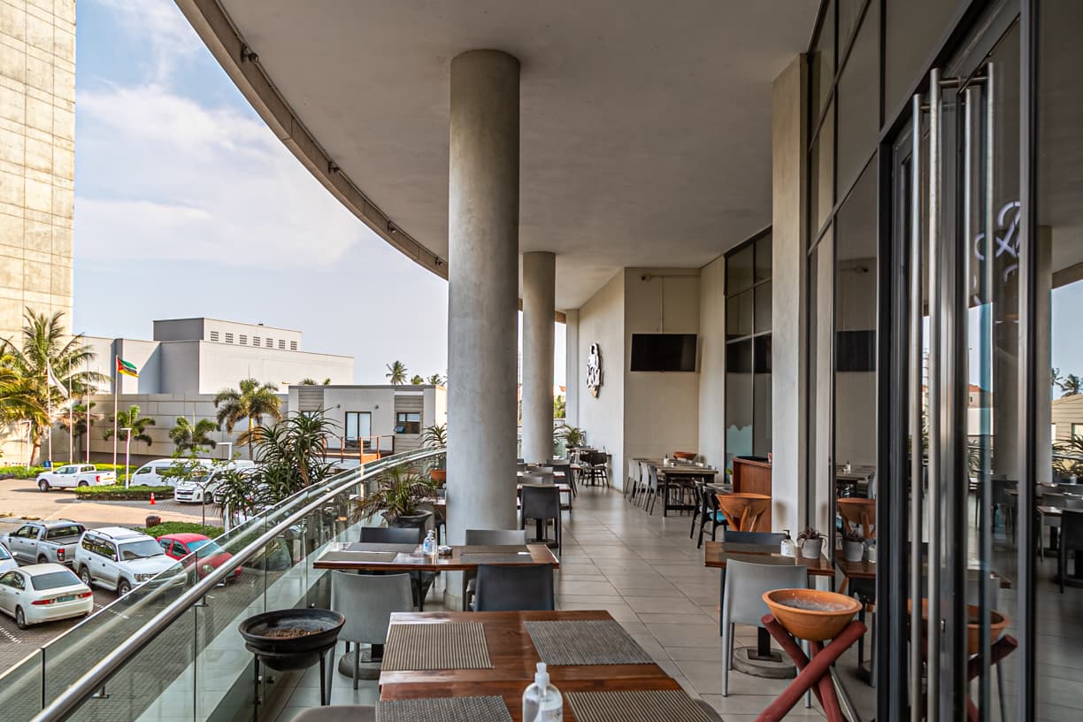 Terraço com vista da cidade e mesas postas